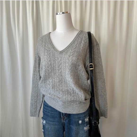 Grey J. Crew Cashmere Cable knit V-neck sweater XS - Picture 2 of 8